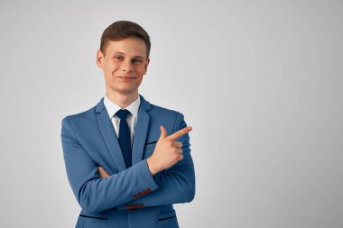 Takım elbiseli iş adamı. Yönetici başarısı.