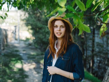 Kadın temiz hava yürüyüşü turizmi