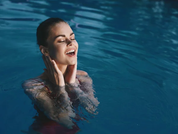 Эмоциональная женщина Плавание в бассейне отдых закрытые глаза природа — стоковое фото