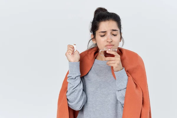 Mulher cobriu-se com um cobertor problemas de saúde corrimento tratamento da gripe nasal — Fotografia de Stock