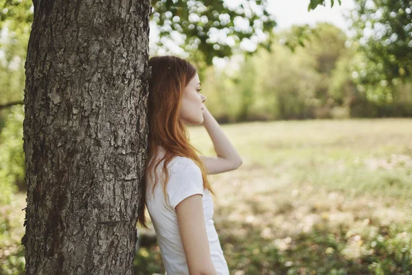 木の自然近くのきれいな女性ライフスタイルの夏 — ストック写真