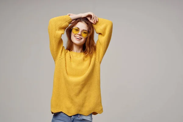Όμορφη γυναίκα σε ένα κίτρινο πουλόβερ μόδας γυαλιά μοντέλο στούντιο — Φωτογραφία Αρχείου