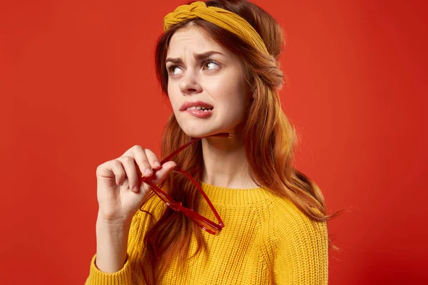 Attraente donna con occhiali benda gialla nelle mani di accessori Studio — Foto Stock