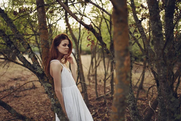 Mulheres ao ar livre na floresta em vestido branco posando — Fotografia de Stock