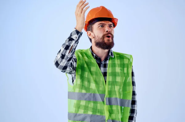 Emotionele man in oranje harde hoed bouw professionele Studio — Stockfoto