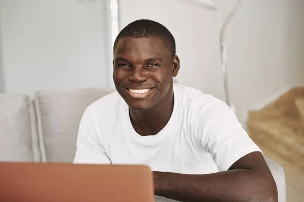Чоловік африканський ноутбук у приміщенні фрілансер працює за межами офісу — стокове фото