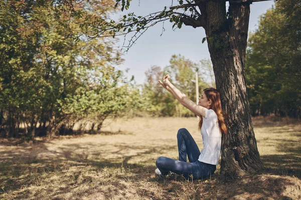 Hezká žena venku u stromu příroda životní styl léto — Stock fotografie