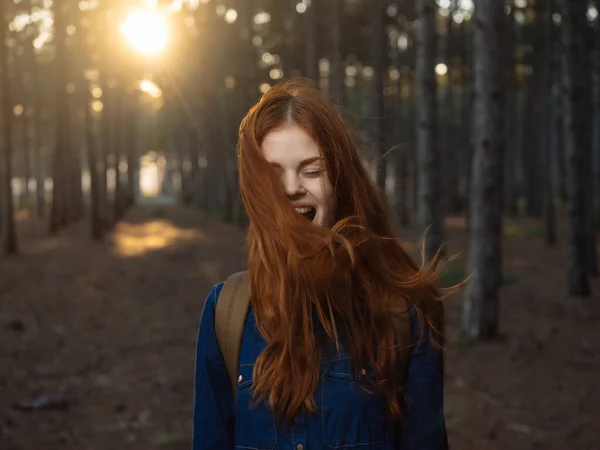 Žena v lese s telefonem v ruce cestování dovolená turistika — Stock fotografie