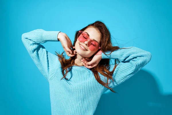 Ritratto di una donna in occhiali alla moda Studio divertimento — Foto Stock