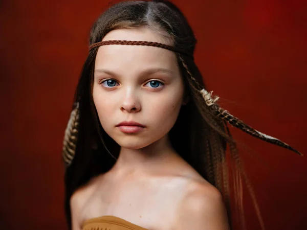 Fille avec coiffure apache origine américaine rouge — Photo