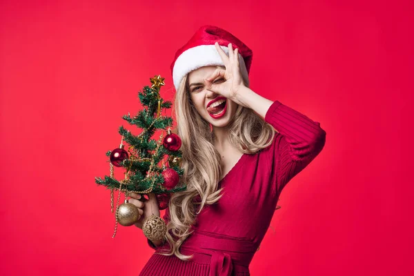 Hübsche Frau Modedekoration Weihnachtsbaum Urlaub — Stockfoto