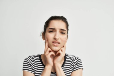 Kadın diş ağrısı tedavisinden rahatsızlık duyuyor.