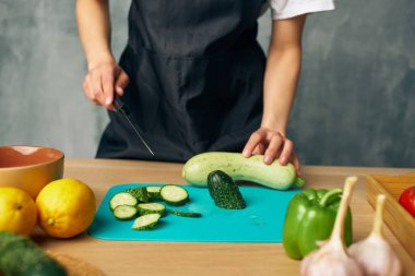 Ev hanımı öğle yemeği vejetaryen yemek diyeti.