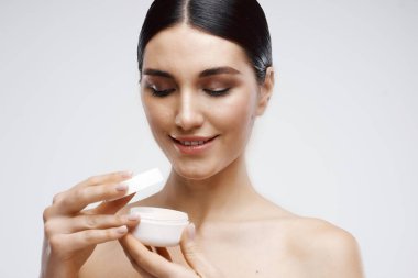 Esmer Çıplak Omuzlar Krem Kavanozu Dermatolojisi