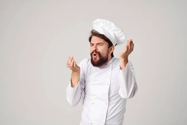 Vousatý muž kuchař vaření kulinářský průmysl světlo pozadí — Stock fotografie