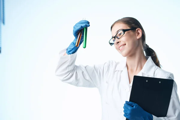 Laboratorio assistente ricerca biologia ecologia esperimento isolato sfondo — Foto Stock