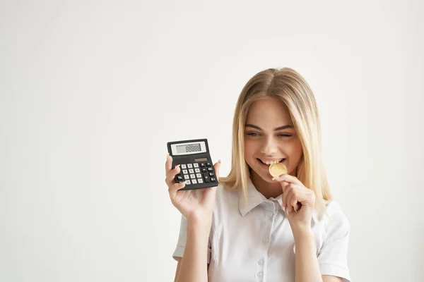 Mulher bonita em uma camisa branca com uma pasta em tecnologias de mineração mão — Fotografia de Stock