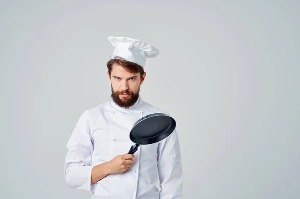 Barbuto uomo chef con una padella in mano isolato sfondo — Foto Stock