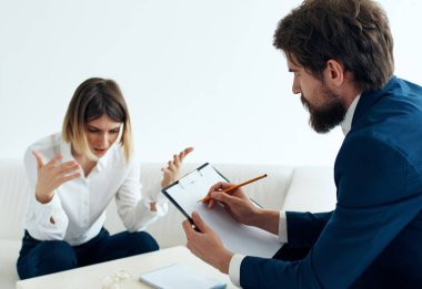 Hasta psikolog psikoterapi iletişim stresi ile oturuyor.