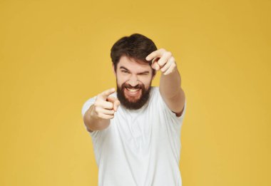 Beyaz tişörtlü duygusal adam ciddi bir yaşam tarzı.