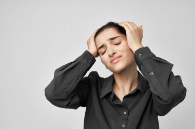 Esmer kadın, yalnız başına depresyonda.