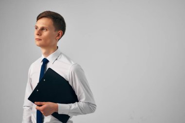 Elinde belgelerle yönetici profesyonel iş girişimci ofisi