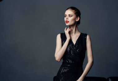 Neşeli bir kadın. Kızıl saçlı. Kozmetik pozu veriyor.