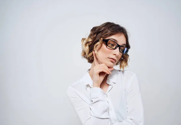 Kvinna med glasögon kontorsjobb chef — Stockfoto