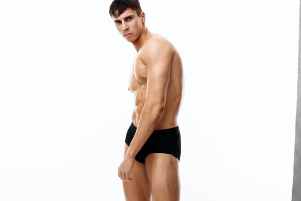 Hombre joven en bragas torso desnudo modelo culturista fitness — Foto de Stock