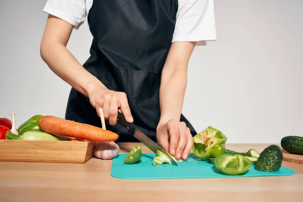 Femme au foyer coupe légumes saine manger salade ingrédients — Photo