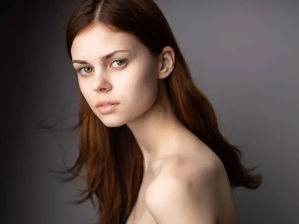 女性裸の肩明確な肌魅力的な外観ライフスタイルスタジオ — ストック写真