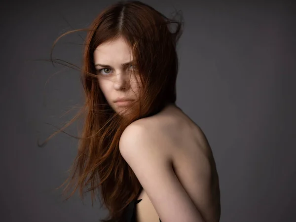 Vrouw met blote schouders rood haar poseren heldere huid — Stockfoto
