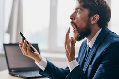 Ofisteki işadamları kariyer kızgınlığı memurları.