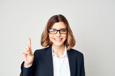 Gözlüklü kadın yönetici stüdyosu Profesyoneli