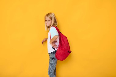 Mutlu okul kızı stili kıyafetler kırmızı sırt çantası stüdyo yaşam tarzı
