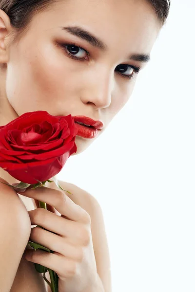 Beautiful woman bare shoulders red flower clean skin posing — Stock Photo, Image