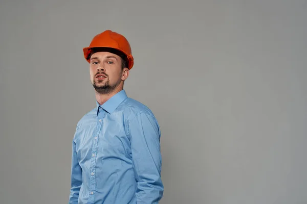 男性オレンジヘルメットエンジニア安全隔離された背景 — ストック写真