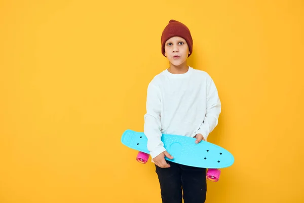 Porträtt av söta pojkar casual blå skateboard studio poserar — Stockfoto