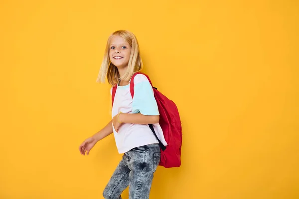 Retrato de meninas bonitos roupas elegantes mochila vermelha isolado fundo — Fotografia de Stock