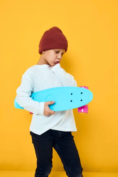 Glada liten unge i en vit tröja skateboard underhållning Barndom livsstil koncept — Stockfoto