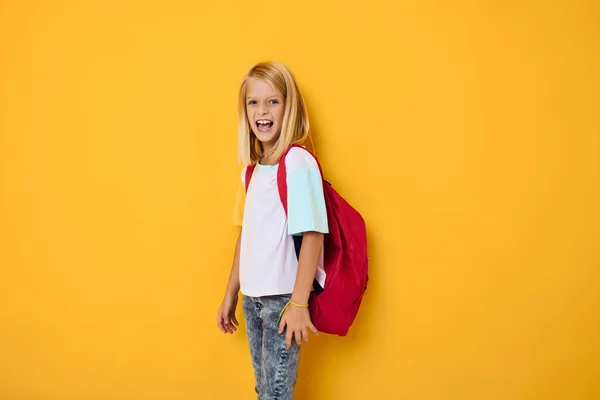 Lächelnd Schulmädchen blonde Haare Schulrucksack posiert Bildungskonzept — Stockfoto