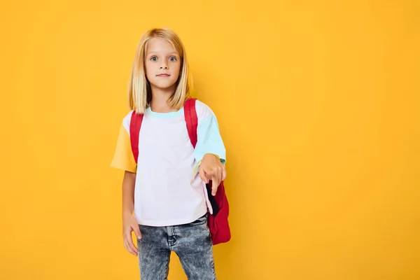 Portret słodkie dziewczyny blond włosy szkoła plecak pozowanie odizolowane tło — Zdjęcie stockowe