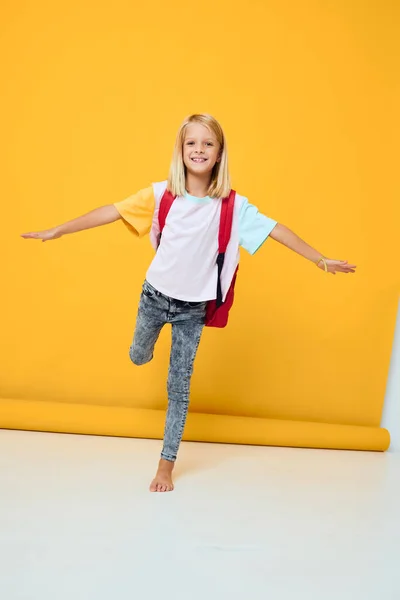 Porträt von niedlichen Mädchen Gesten mit seinen Händen gelbe Farbe Hintergrund — Stockfoto