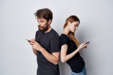 Neşeli genç çift, izole bir arka plan oluşturarak iletişimi kucaklıyor.