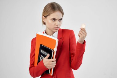 Kırmızı ceketli, el feneri arkaplanlı bir finansör.