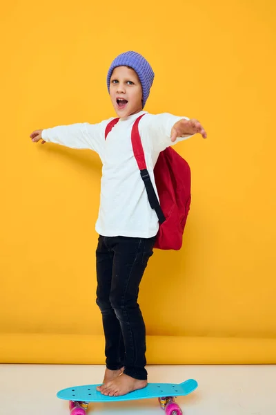 Porträt von niedlichen Jungen im weißen Pullover Skateboard Unterhaltung Childhood Lifestyle-Konzept — Stockfoto