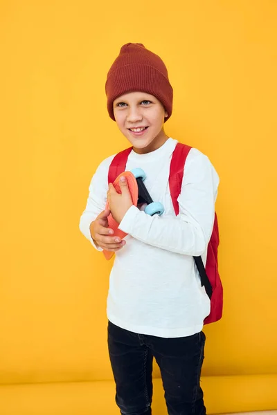 Fröhliches kleines Kind im weißen Pullover Skateboard-Unterhaltung Childhood Lifestyle-Konzept — Stockfoto
