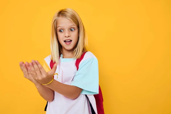 Menina loira cabelo escola mochila posando estúdio estilo de vida — Fotografia de Stock