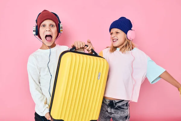 노란 가방을 손에 들고 외진 곳에 있는 귀여운 꼬마 아이들 — 스톡 사진