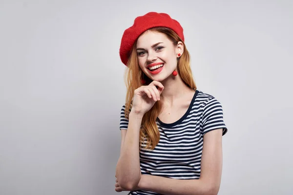 Mooie vrouw in een gestreept t-shirt rode lippen gebaar met zijn handen geïsoleerde achtergrond — Stockfoto